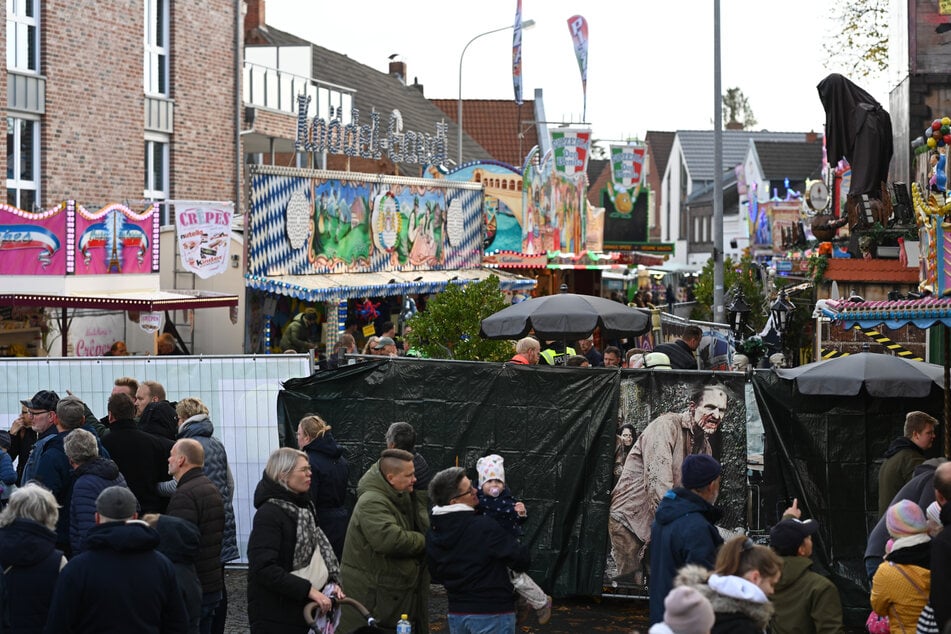 Einsatzkräfte haben auf dem Gallimarkt einen Sichtschutz aufgebaut.