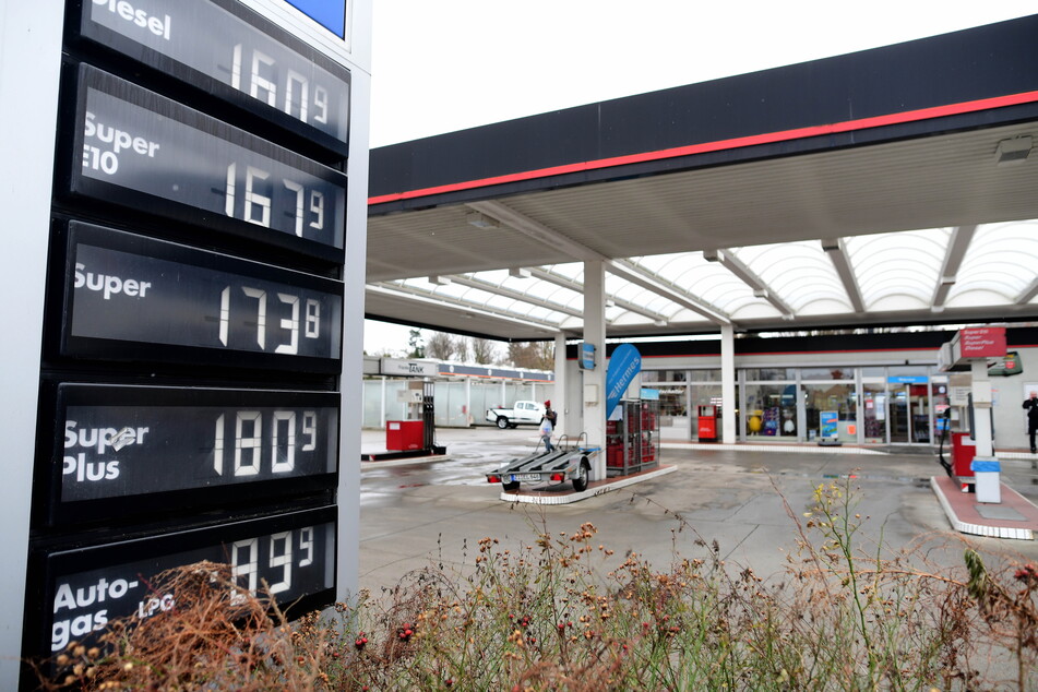 Bei "Franke Tank" in Zittau kostete das Superbenzin am Dienstag rund 1,74 Euro pro Liter, der Diesel rund 1,61 Euro.