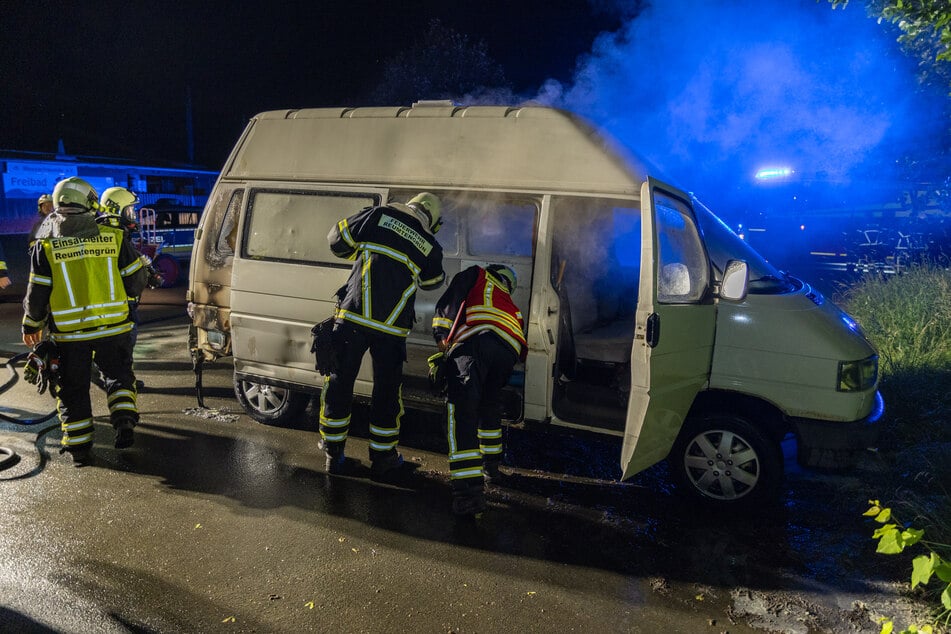 Brandstiftung? Transporter brennt, Feuerwehreinsatz im Vogtland