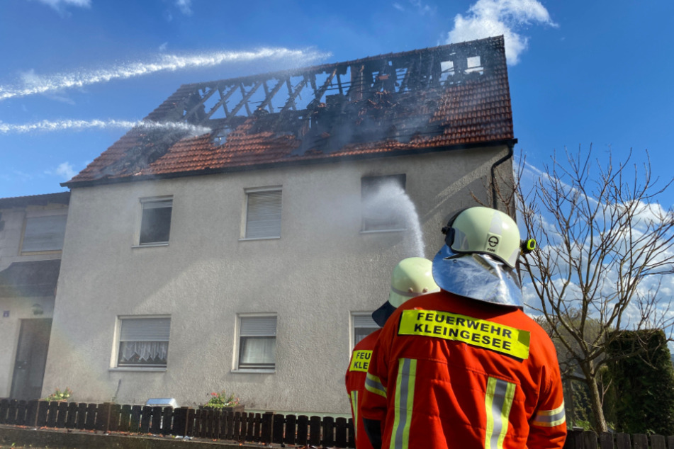 Einfamilienhaus in Oberfranken brennt komplett aus: Extremer Schaden