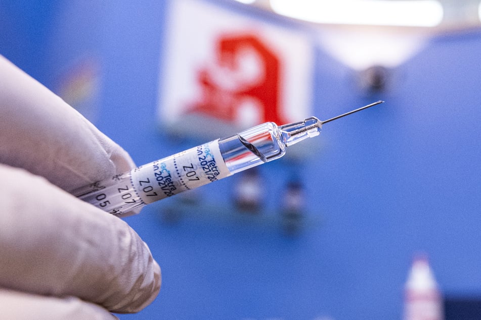 Die Bundesvereinigung Deutscher Apothekerverbände rechnet damit, dass in der kommenden Woche bundesweit mehrere hundert Apotheken mit den Corona-Impfungen starten werden.