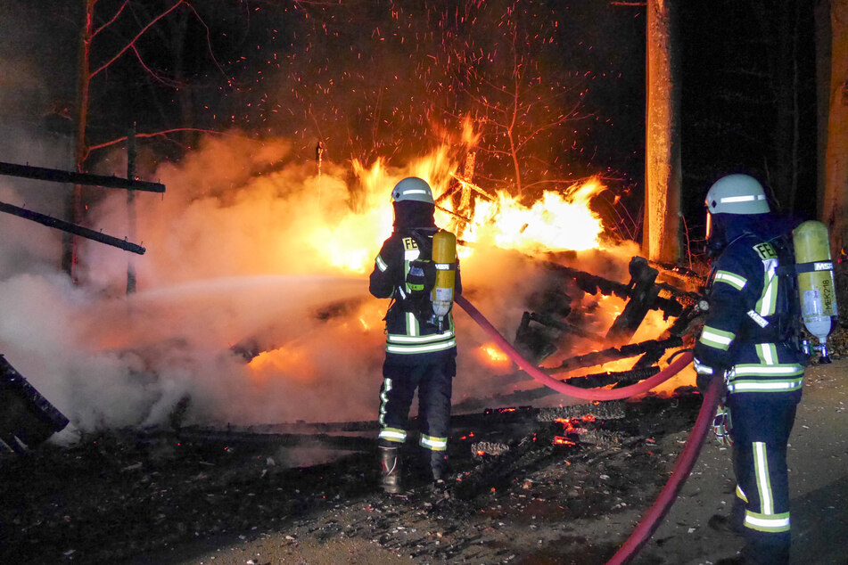 Die Feuerwehr wurde am frühen Samstagmorgen zu einem Gartenhaus in Olbernhau gerufen. Der Schuppen stand lichterloh in Flammen.