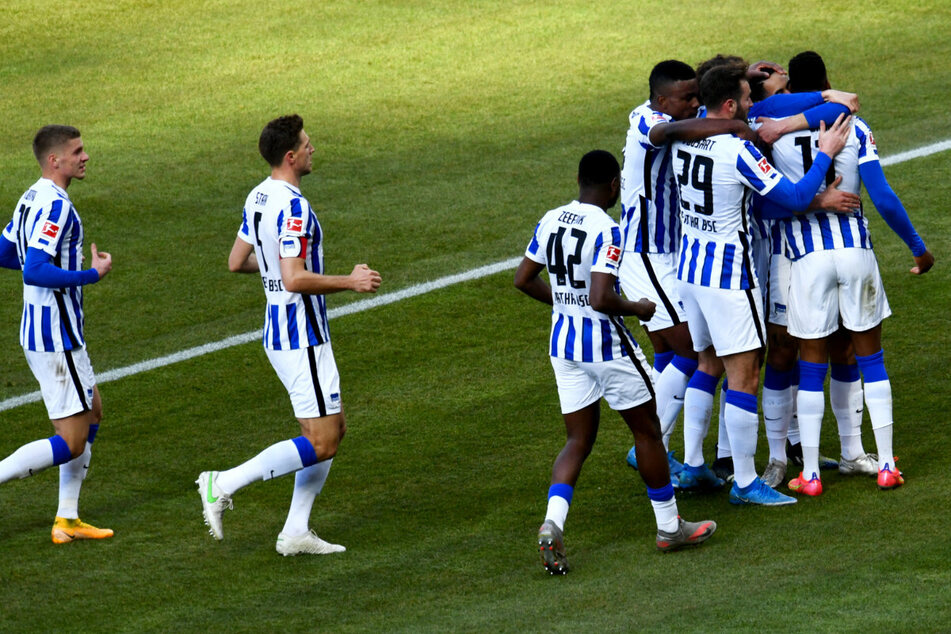 Die Mannschaft von Hertha BSC bejubelt den Treffer von Matheus Cunha zum 2:0.