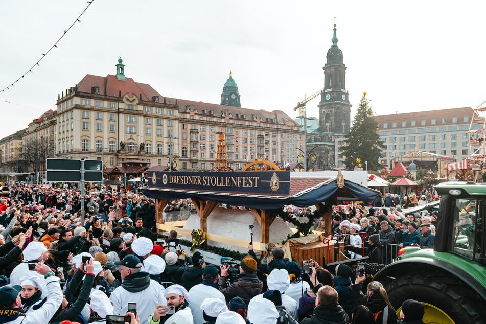 Großes Gedränge kurz vorm Anschnitt: So viele Gäste gab es noch nie auf dem Stollenfest.