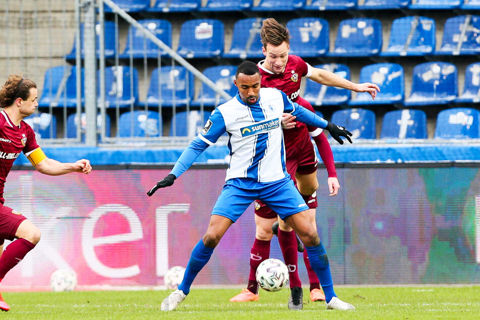 Tim Knipping (28, hinten) im Zweikampf mit dem Magdeburger Saliou Sané (28).