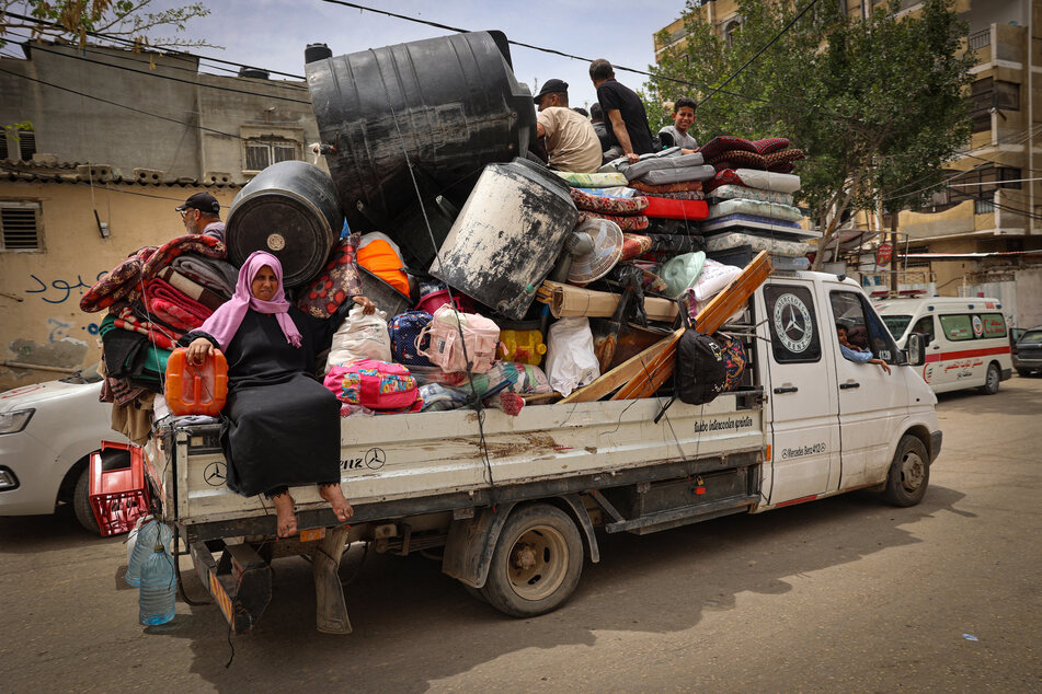 Palästinenser flüchten mit ihren Habseligkeiten aus Rafah.