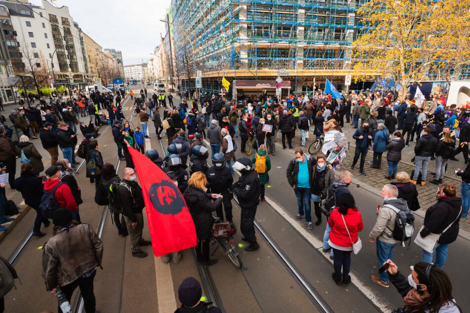 Teilnehmer einer Kundgebung gegen die Corona-Maßnahmen haben sich am Samstag vor dem Bundesgesundheitsministerium versammelt. Wegen Verstößen gegen den Infektionsschutz hat die Polizei 69 Demonstranten festgenommen.