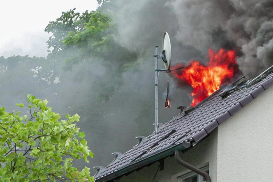 Gewaltige Rauchwolke: Dachstuhl brennt lichterloh, "Touristen" behindern Einsatzkräfte!