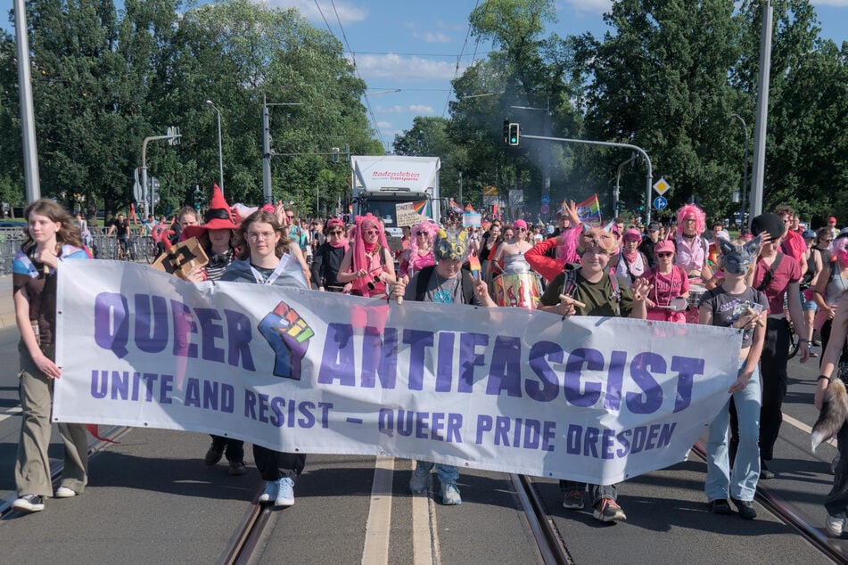 Teilnehmende der Queer Pride sprechen sich klar gegen den Faschismus aus.