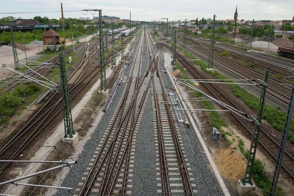 In Leipzig legen Unbekannte seit Tagen immer wieder Gegenstände auf die Bahngleise. (Archivbild)