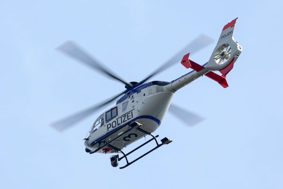 Die Polizei kreiste am heutigen Samstag mit einem Hubschrauber über Zwickau. Allerdings nicht wegen einer Messerstecherei, wie in den sozialen Netzwerken behauptet wurde.