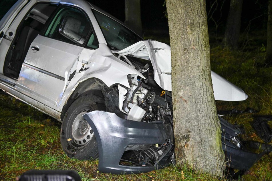 Der Fahrer dieses VW Caddys raste fast ungebremst gegen einen Baum.