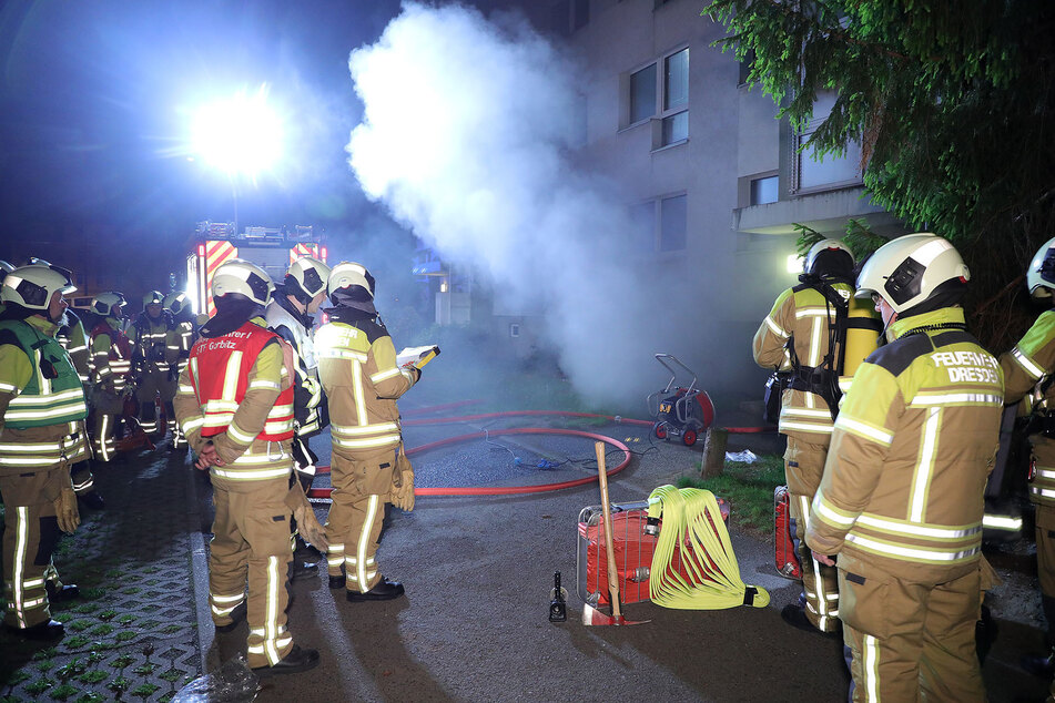 Im Einsatz waren insgesamt 30 Einsatzkräfte der Feuer- und Rettungswache Löbtau, der Rettungswache Friedrichstadt, der U-Dienst, der B-Dienst sowie die Stadtteilfeuerwehr Gorbitz.