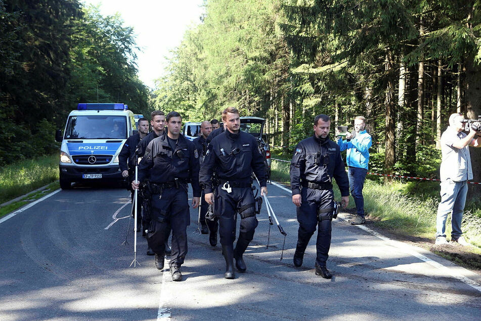 4. Juli 2016: Polizeibeamte durchkämmen ein Waldstück zwischen Rodacherbrunn in Thüringen und dem bayrischen Nordhalben.
