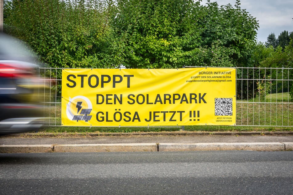 Klare Ansage am Straßenrand: Mit solchen Bannern machte die Bürgerinitiative ihren Widerstand gegen den Solarpark in Glösa öffentlich sichtbar.