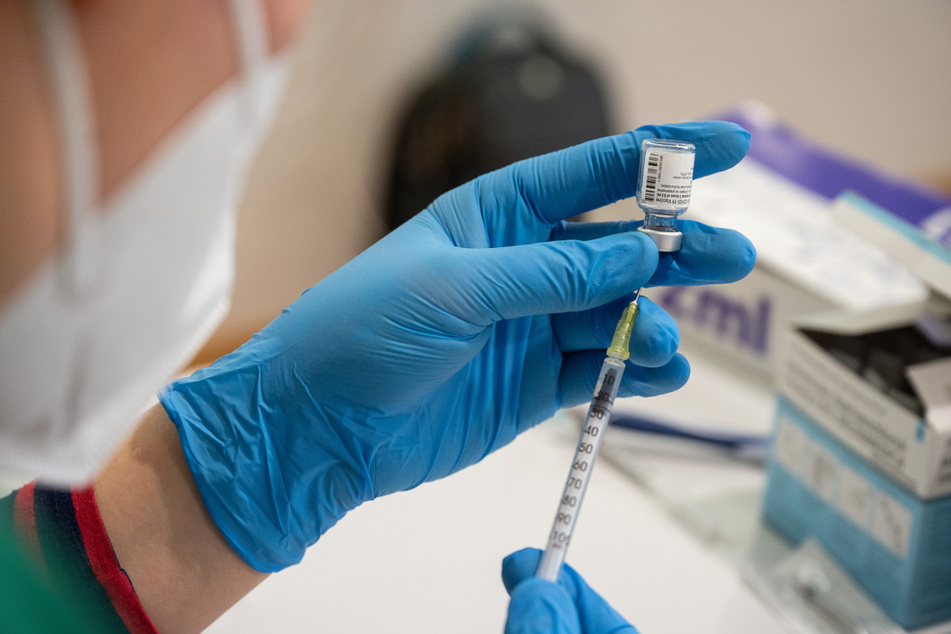 Der Impfstoff von Biontech/Pfizer wird in einer Spritze aufgezogen.