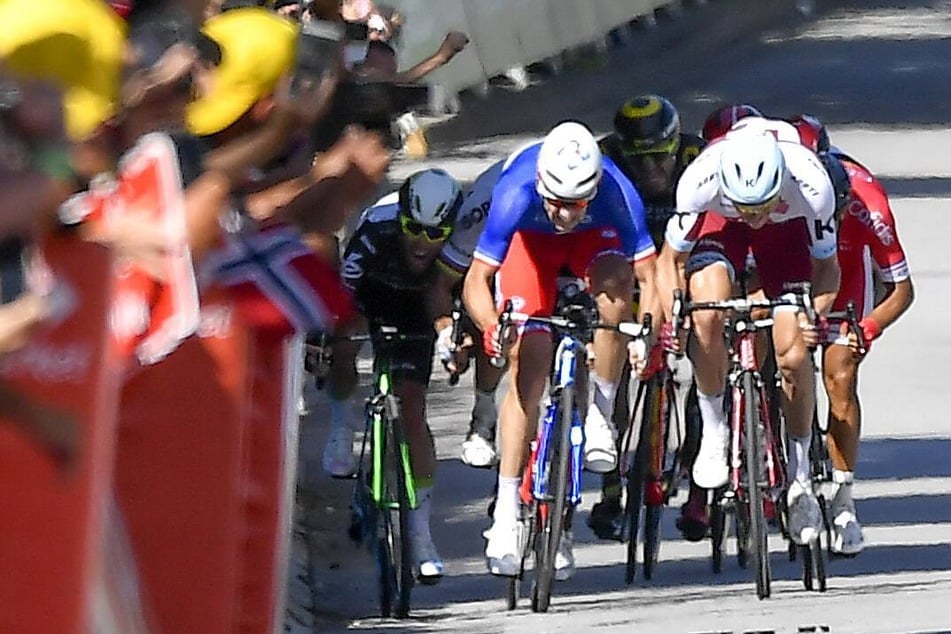 In diesem Moment bei der Tour de France 2017 fuhr Sagan (im Hintergrund) den Ellenbogen gegen Mark Cavendish (38, l.) aus, der danach schwer stürzte.