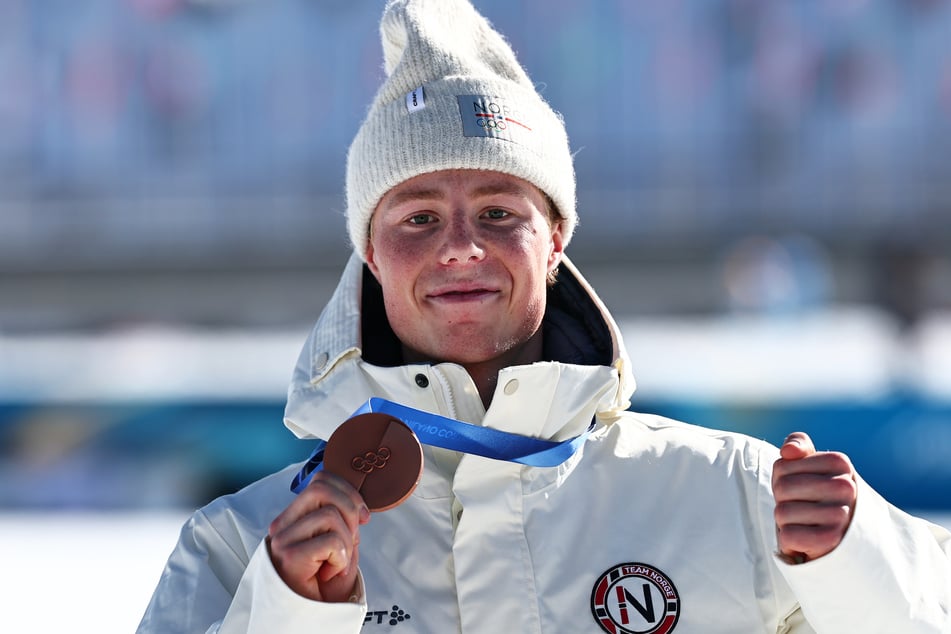 Bei den Olympischen Spielen holte Einar Hedegart (24) zwei goldene und eine bronzene Medaille im Langlauf. Trotz des Erfolgs kehrt er jetzt zum Biathlon zurück.