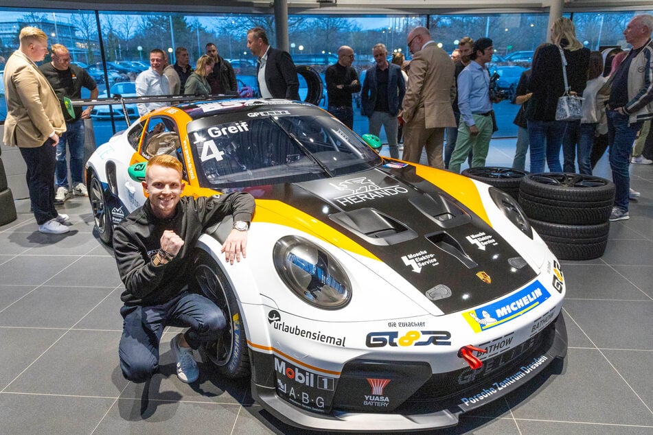 Rennfahrer Jonas Greif (24) zeigt seinen neuen Porsche-Rennwagen.