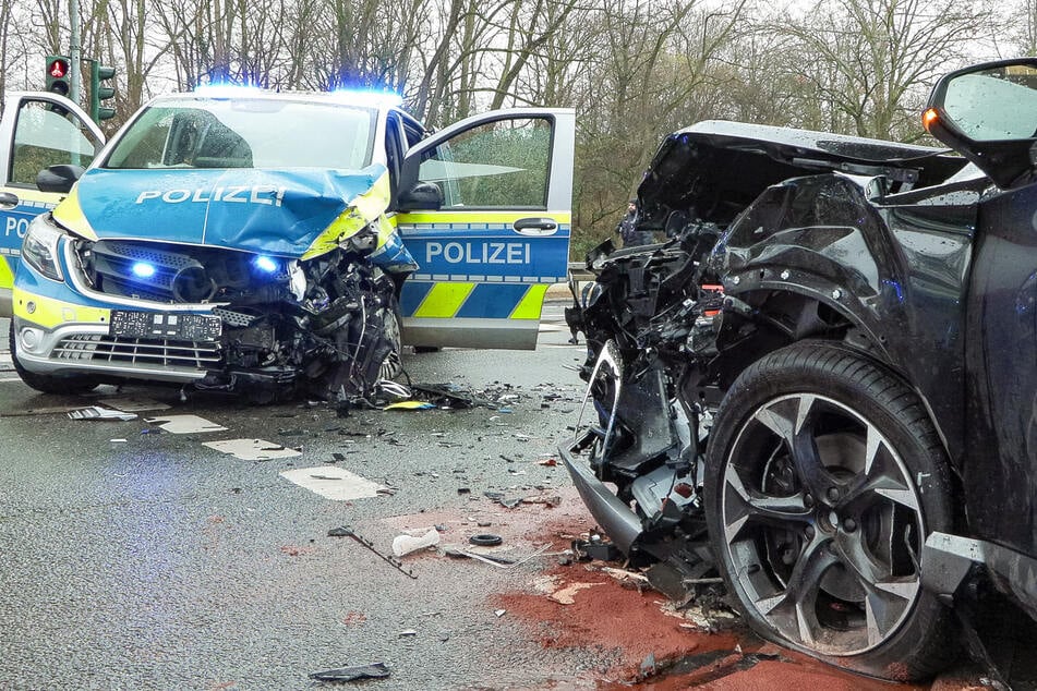 Der Polizist (25), der den Streifenwagen gefahren hatte, wurde im Fahrzeug eingeklemmt und musste von Feuerwehrkräften befreit werden.