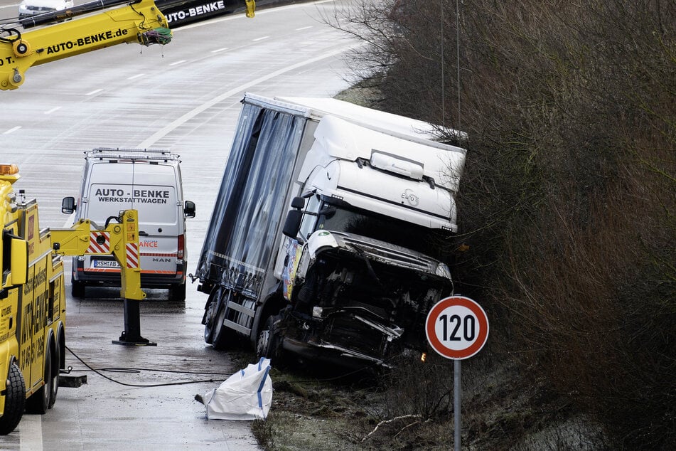 Auf der A38 ist es wegen einer glatten Fahrbahn zu mehreren Unfällen gekommen.