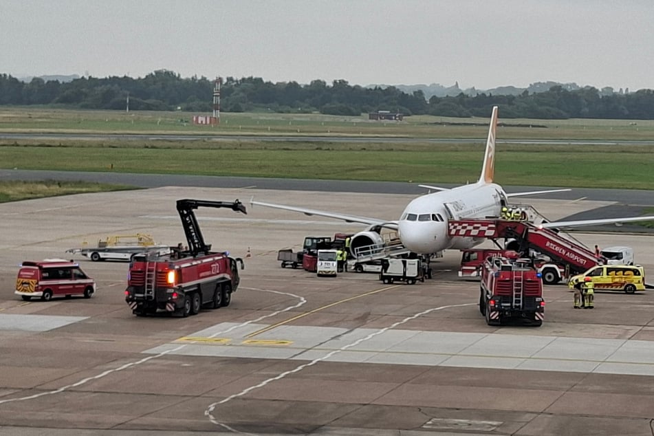Ein Flugzeug der Fluggesellschaft Sundair steht auf dem Flughafen. Der Flieger ist am Samstagmorgen kurz nach dem Start zum Bremer Flughafen zurückgekehrt.