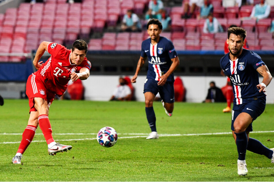 Bayern striker Robert Lewandowski (l.) sees his shot on the turn come off the post.