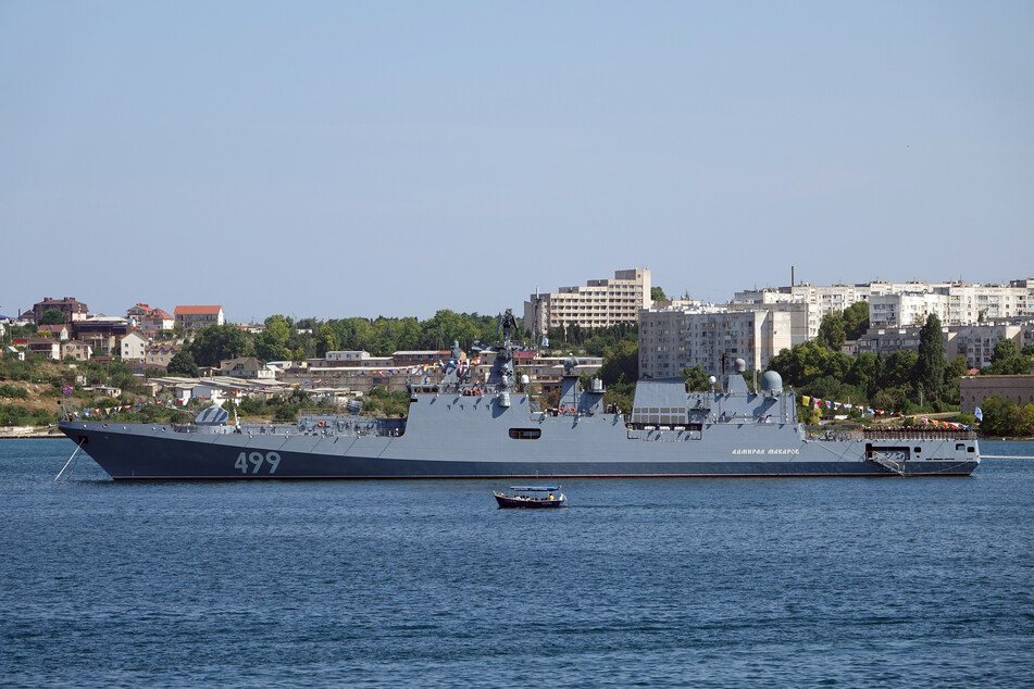 Das russische Kriegsschiff "Admiral Makarow" der russischen Schwarzmeerflotte liegt vor der Hafenstadt Sewastopol.