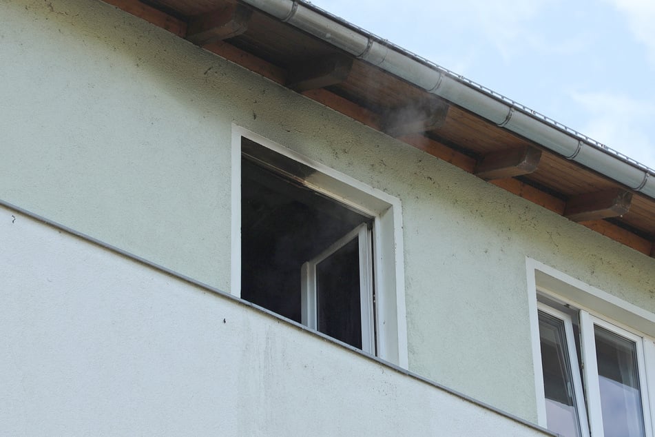 Aus diesem Fenster retteten die Feuerwehrleute einen 50-Jährigen aus der Brandwohnung.