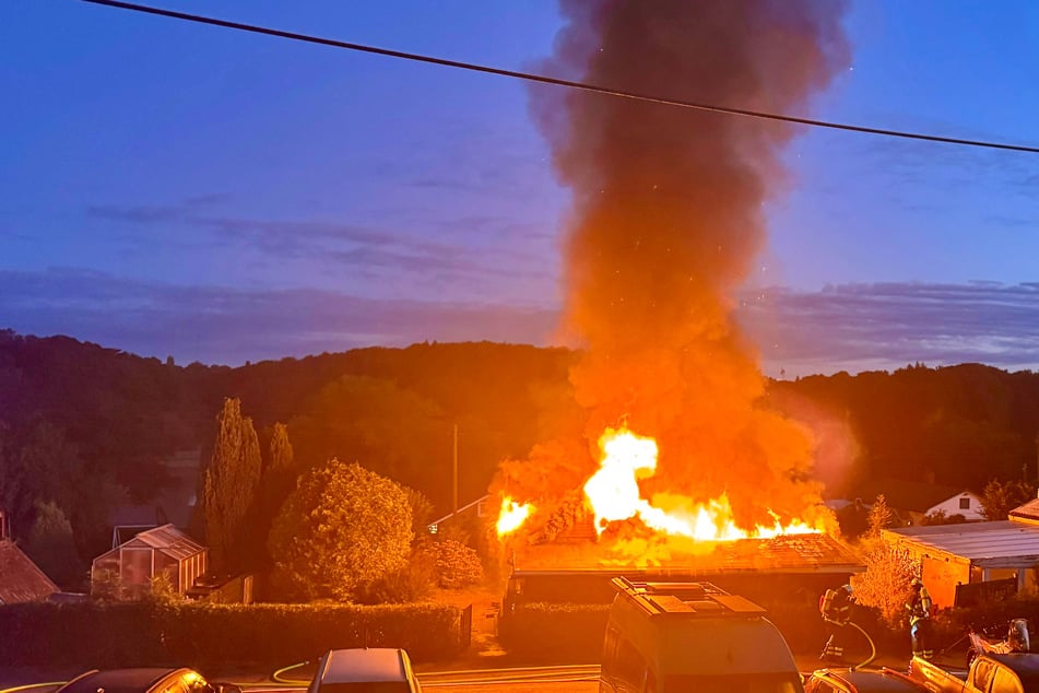 Hamburg: Meterhohe Flammen schlagen aus Gartenlaube: Löscharbeiten abgeschlossen
