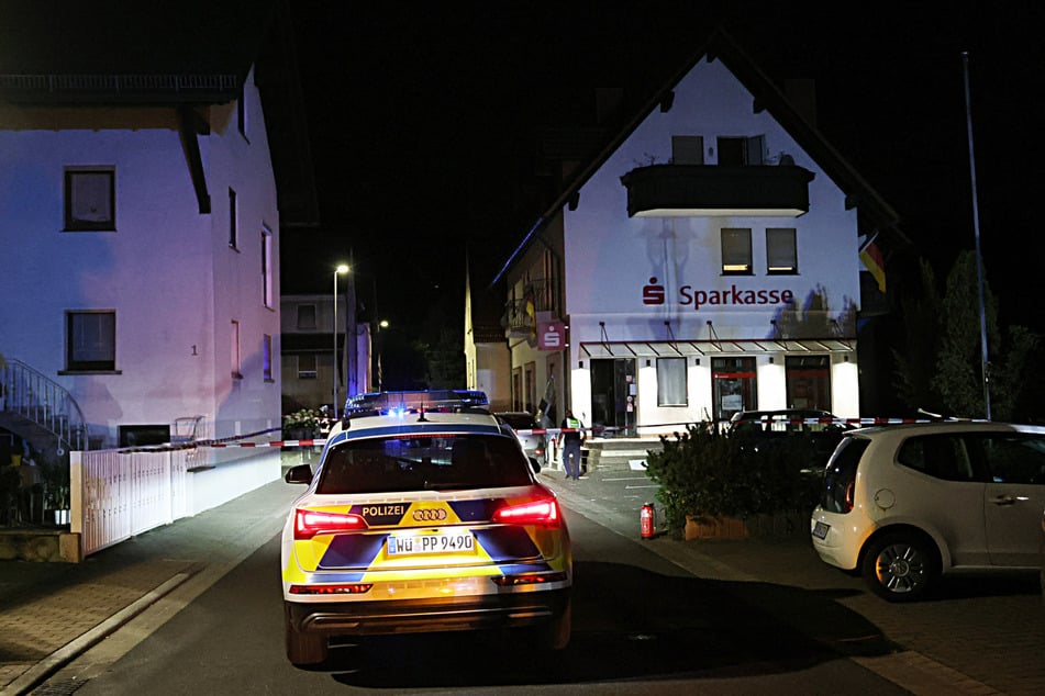 Im unterfränkischen Waldaschaff löste eine Geldautomatensprengung in der Nacht einen größeren Polizeieinsatz aus.