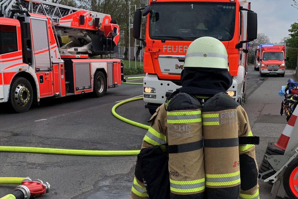 Zwischendecke brennt: Feuerwehr muss Flammen in Gewerbebetrieb aufwendig löschen