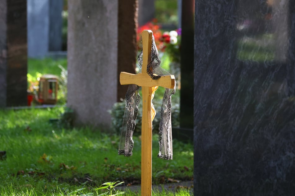 Ordentlich aufs Kreuz gelegt hat eine 73-Jährige einen mutmaßlichen Grabschmuck-Dieb in Niederbayern.