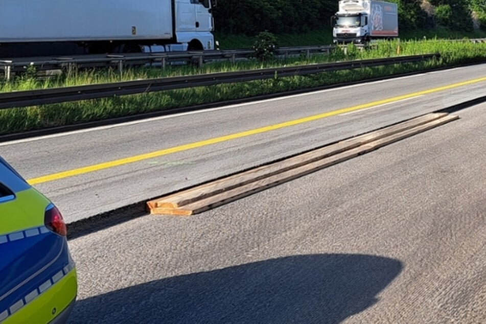 Unfall A4: Polizei legt Holzplanken auf A4: Das ist der Grund