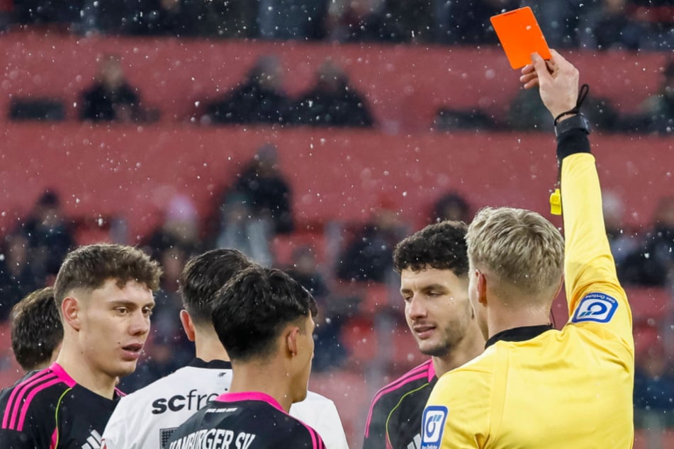 Schiedsrichter Timo Gerach (r.) zeigt HSV-Spieler Daniel Elfadli (2.v.r.) die Gelb-Rote Karte - eine sehr harte Entscheidung.
