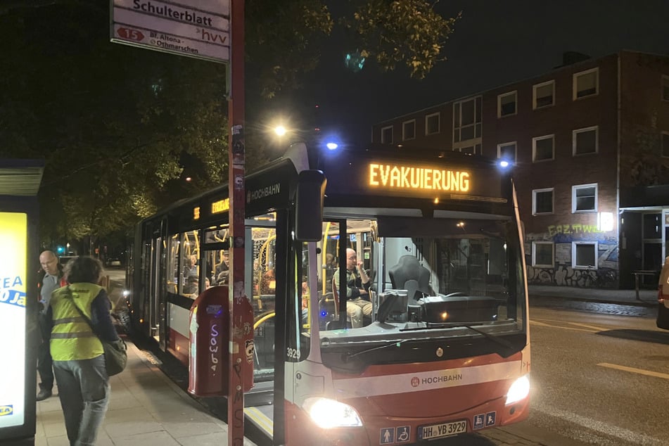 Ein Bus bringt Anwohner aus dem Evakuierungsgebiet.