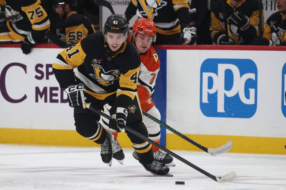 Musste nach dem schmerzhaften Puck-Treffer ärztlich versorgt werden: Ducks-Star Frank Vatrano (31, hinten).