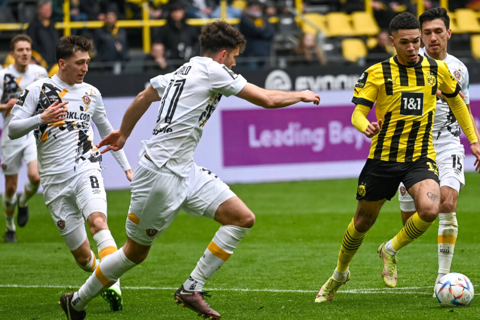 Dortmunds Justin Njinmah (22, am Ball) wurde vorm 1:3 nicht konsequent von den Dynamos gestört.