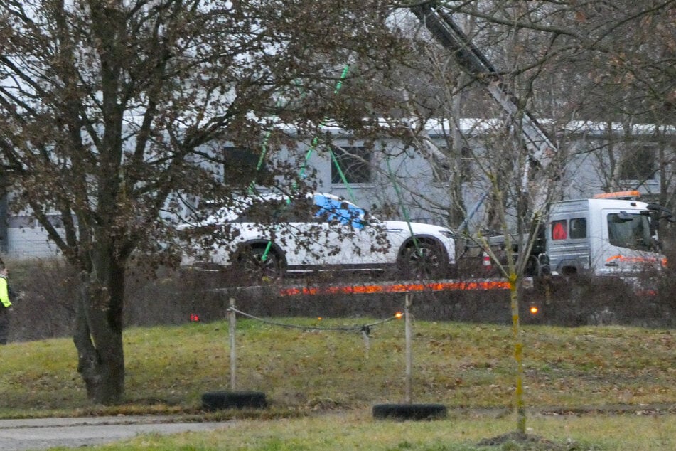 Das verunfallte Auto wird vom Einsatzort abgeschleppt.