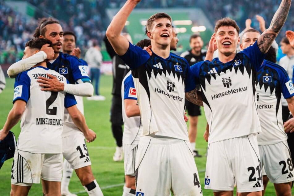 Die HSV-Profis um Luka Vuskovic (19, 2.v.r.) und Nicolai Remberg (25, r.) feierten die Big Points gegen Wolfsburg mit rund 10.000 mitgereisten Fans.