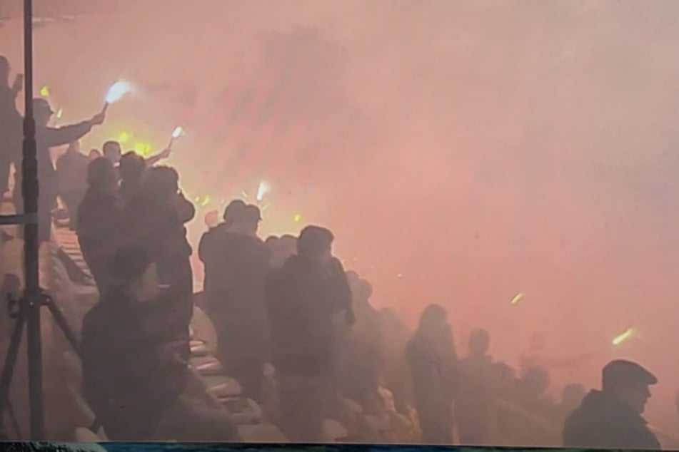 Die mitgereisten Fans von Lok Leipzig hatten etwas Pyro dabei.