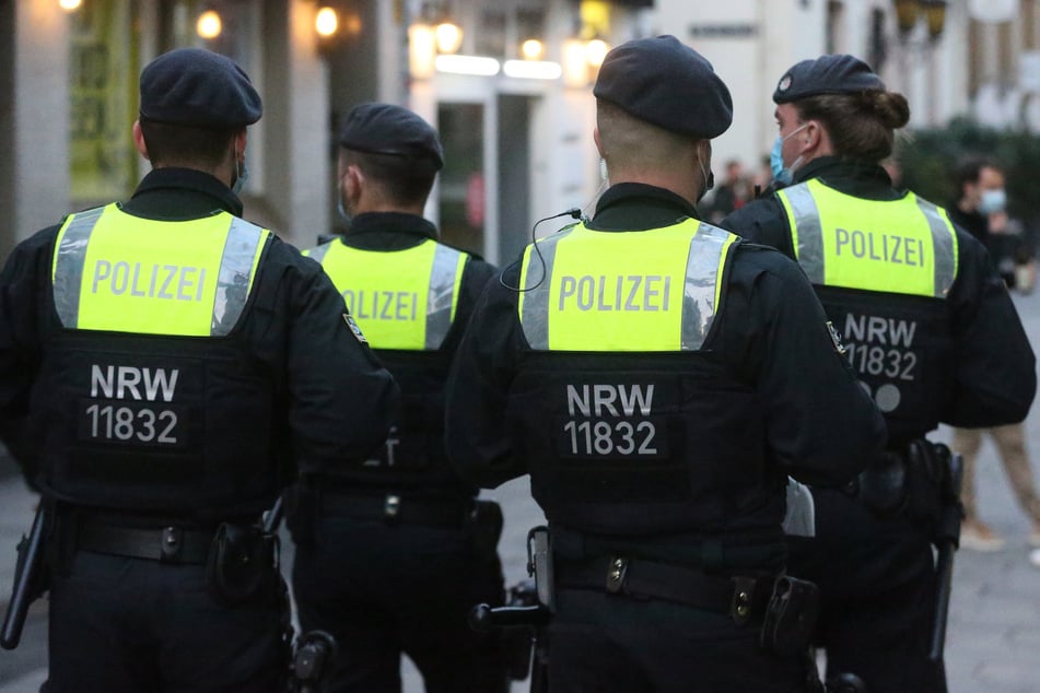 Während sie die Personalien des Beschuldigten kontrollierten, griff der 46-Jährige die Beamten an. (Symbolfoto)