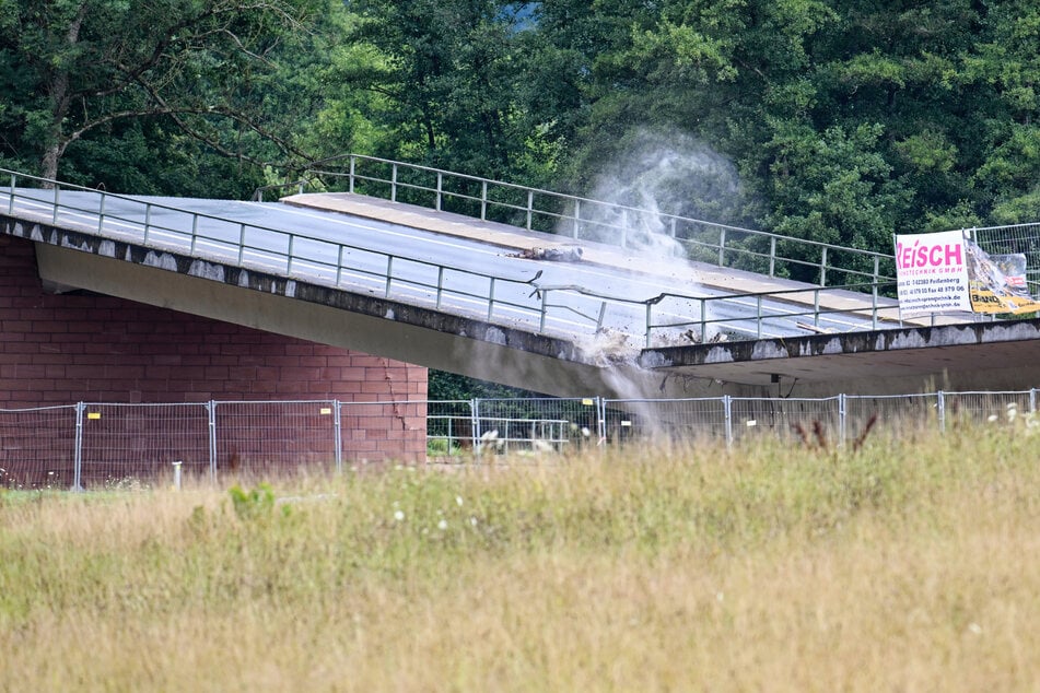 Um 11.01 Uhr am Mittwoch wurde die Zeller Brücke in Bad König (Odenwaldkreis) erfolgreich gesprengt.