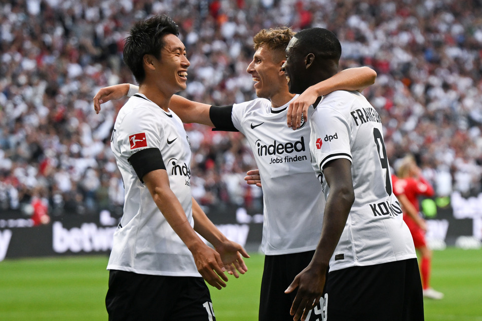 Daichi Kamada (26, l.) zeigte gegen RB Leipzig erneut eine grandiose Leistung und soll mit einem neuen Vertrag ausgestattet werden.