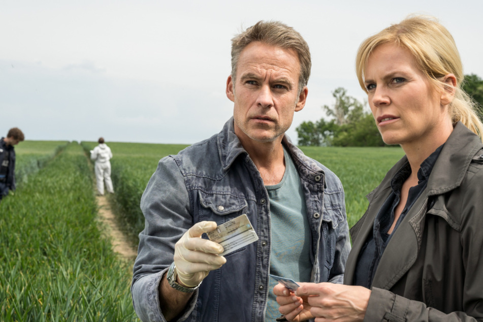 Jan Maybach und Ina Zimmermann tragen die ersten Erkenntnisse im Fall der tot aufgefundenen Alina Ziegler zusammen.
