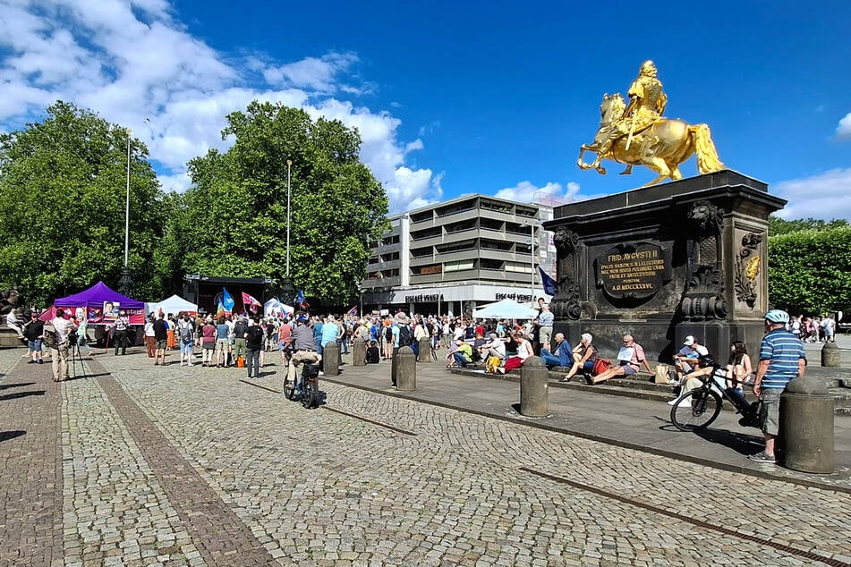 Am Goldenen Reiter versammelten sich BSW-Anhänger am Samstagnachmittag zu einer Demo.