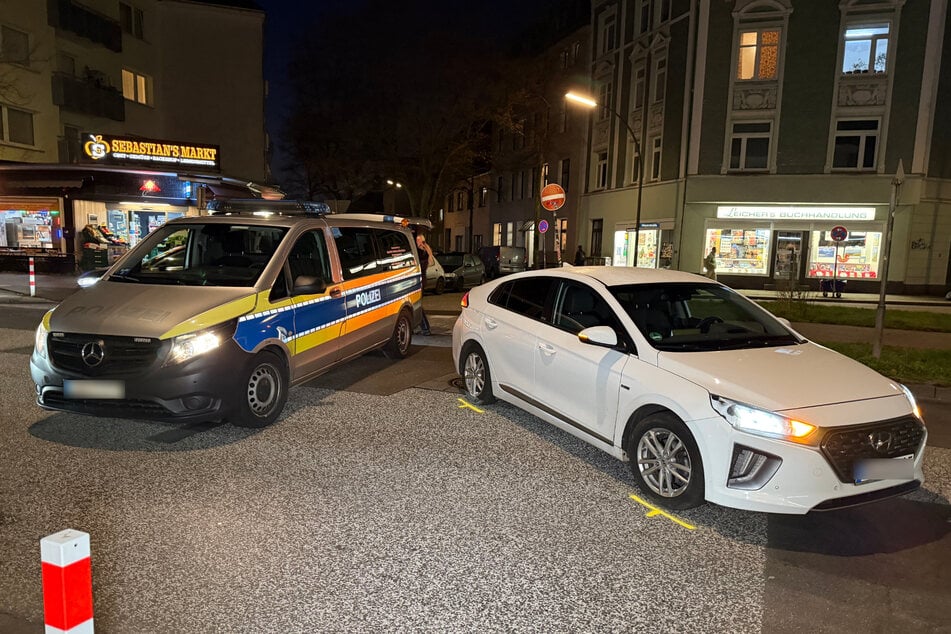 Am frühen Montagmorgen hat ein Auto in Hamburg eine Frau erfasst.