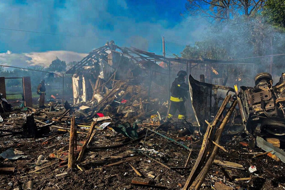 Feuerwehrleute löschen einen Brand nach einem russischen Luftangriff im Dorf Bilopillya in der Region Sumy.