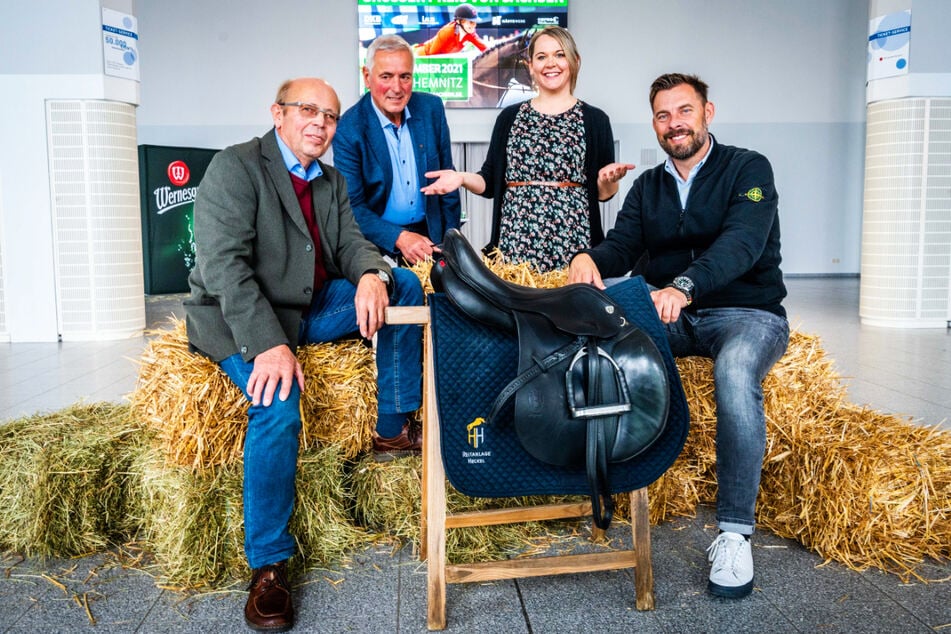 Die Turnierleiter Gerhard Bender (71) und Henry Heckel (67) sowie Stefanie Schöniger (33) und Matthias Krauß (v.l.) von den Veranstaltern C3 und Krauß Event freuen sich auf das Pferdesport-Spektakel.