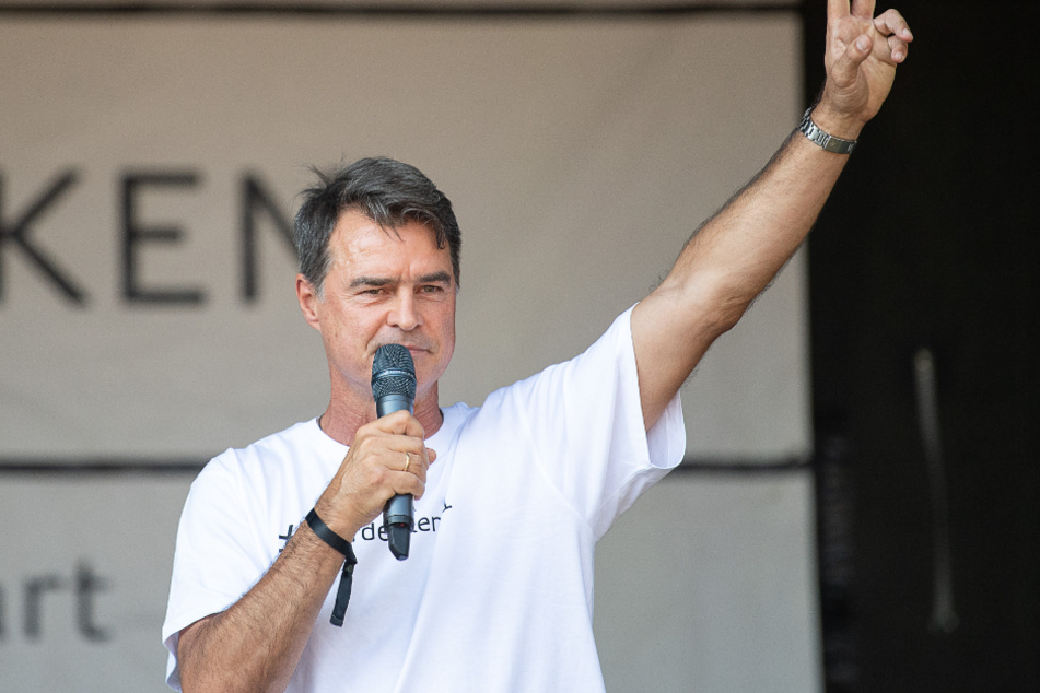 Ex-VfB-Profi Thomas Berthold (56) bei einer Querdenken-Veranstaltung im August in Stuttgart.